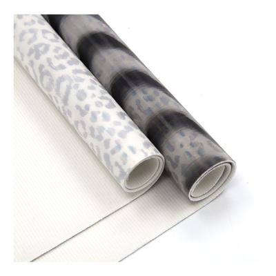 China Waterproof sintetica TPU film tela piel PU holographic synthetic leather for making shoes à venda