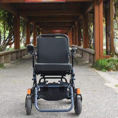 China Cadeira de rodas elétrica leve com bateria de lítio dobrável à venda
