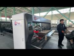 完全な自動的に波形のカートンの折りたたみおよび運転される機械電気をつけること