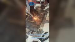 小さい小型ワイヤー レーザーの溶接用具の手持ち型繊維 1500w の携帯用レーザーの溶接工