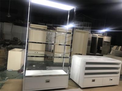 China Monomer Design Glass Display Cabinet For Bags With T4 LED Lighting for sale