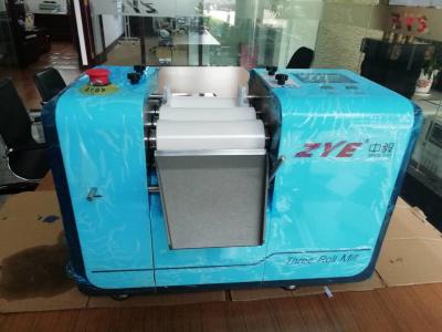 China Al2O3 ZrO2 Grinding Manual Triple Roll Mill 3 Roll Mill For Cosmetic Lipstick for sale