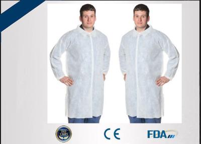 中国 Ecoの医療スタッフの保護のための友好的で使い捨て可能なポリプロピレンの実験室のコート 販売のため