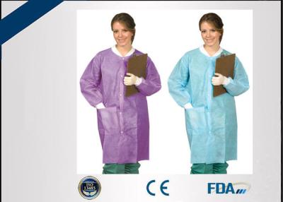 Китай Непахучие устранимые пальто лаборатории, не раздражая устранимые медицинские мантии продается