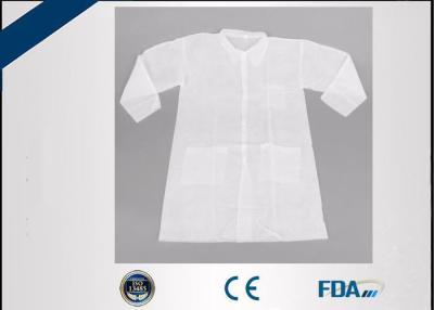 China Wirtschaftliche medizinische Wegwerfschutzkleidung, Wegwerfbesucher-Mäntel zu verkaufen