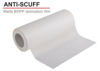 China Squeff Resistant Adhesive Bopp Matt Film Roll voor warm stempelen 28mic 4000m Te koop