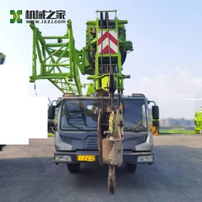 China ZTC250V Zoomlion gebruikte vrachtwagenkranen 25ton tweedehands vrachtwagengemonteerde kranen Te koop