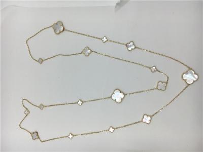 China Long Necklace Van Cleef y Arpels con el collar del colgante del oro blanco de los adornos de la forma 16 de la flor en venta