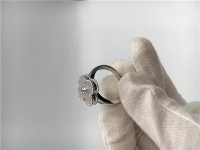 中国 ダイヤモンド/白い真珠母の型のアルハンブラ18Kの金の指輪のホワイト ゴールド 販売のため