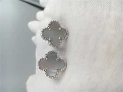 中国 白い真珠母の小さい花のスタッドのイヤリング18Kの金の宝石類 販売のため
