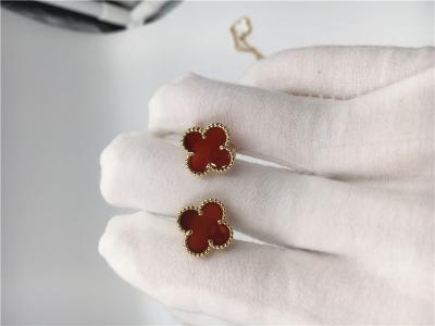China Van Cleef Arpels Zoet Alhambra earstuds 18k geel goud met kornalijn Te koop