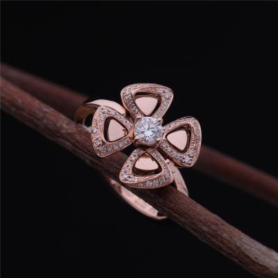 Chine Roman Love Flower Ring Fiorever 18 kt Rose Gold Ring réglée avec un diamant central et des diamants de pavé à vendre
