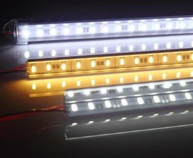 Chine Tension de la couleur LED de SMD2835 LED de barre dure de bande d'entrée DC12V/24V multi de guide optique à vendre