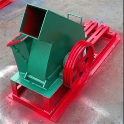 China Máquina de madera automática ajustable de la trituradora del PTO que salta 1500*640*820m m en venta