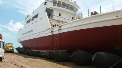 China Ship Launching And Lifting Marine Rubber Airbag 1.2m*15m for sale