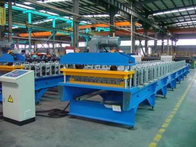 China Máquina de friso hidráulica automática/folha telhando ondulada que curva a máquina à venda