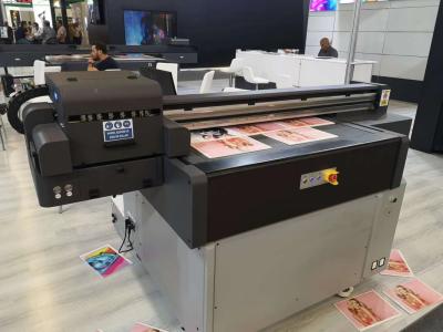 China Impresoras de pegatinas digitales de tipo UV de piso plano AC220V en venta