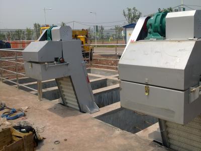 China Máquina mecânica giratória da tela de barra das águas residuais do ancinho do lixo para industrial e municipal à venda
