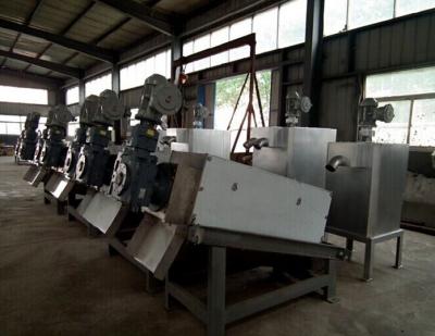China Prensa de filtro de desecación de tornillo de equipo del barro profesional para el tratamiento del barro de aguas residuales en venta