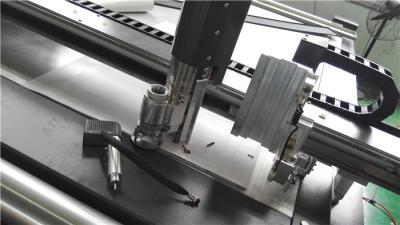 China La eficacia alta automatizó la máquina del cortador de la estera con la banda transportadora del fieltro en venta