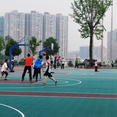 Chine Pp écologiques couvre de tuiles des sports parquetant avec le matériel résistant de polypropylène de temps à vendre