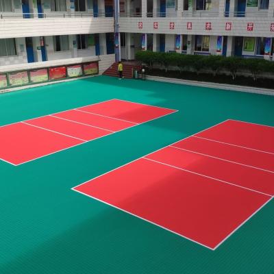 China Pavimento de desporto de azulejos de PP vermelho recomendado para instalações desportivas MOQ 500pcs à venda