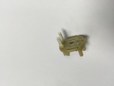 Chine Moulage par injection vertical d'insertion de prise d'overmold de pièces de machine pour le chargeur à vendre