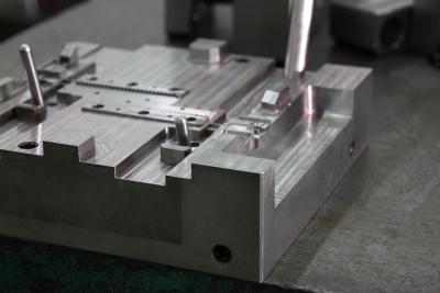 China Mitad semi acabada de los componentes del moldeo a presión con el resbalador y el levantador de la cavidad montados en venta