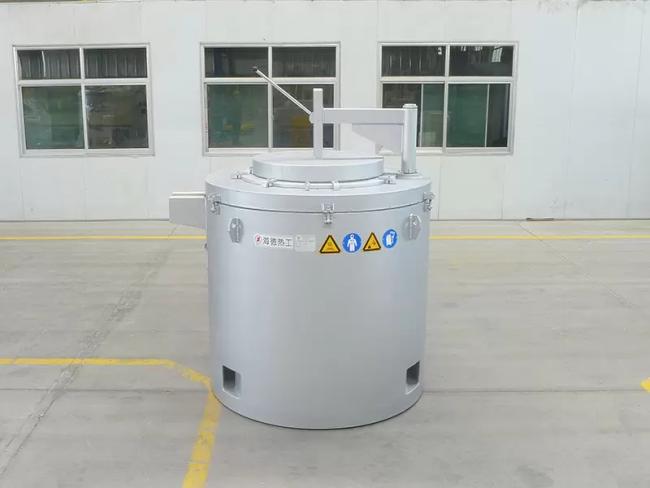 HYDEB Molten Aluminum Transfer Ladle in industrial setting