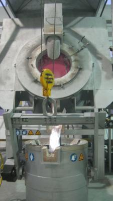 China Horno de fusión de la calefacción industrial del NG 930KG y que se sostiene de aluminio que inclina la colada en venta