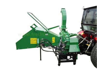 China Hydraulic Feeding Towable Wood Chipper With 360 ° Rotatable Wood Ejection for sale