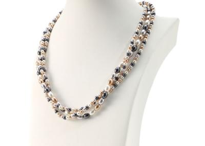 中国 三重の繊維の歪んだ米の鎖の真珠のネックレス、シンプルな設計の衣裳の真珠のネックレス 販売のため