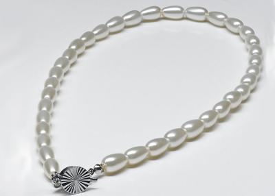 中国 16インチの累進的な擬似米の真珠のネックレスのアクセサリーの単一の長い繊維 販売のため