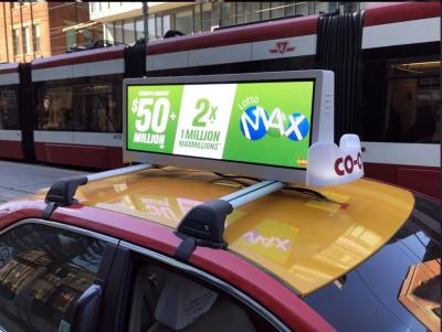 中国 屋外のLED表示P4 P5 P6.67タクシー トップの広告の移動表記の高い明るさIP65 4G/USB制御 販売のため