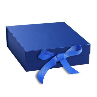 China Caja de regalo magnética de la graduación 4C, caja de regalo azul de seda de la cinta 157G en venta