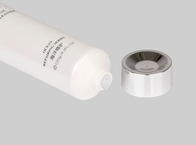 China el tubo cosmético vacío de encargo del apretón de los tubos de la crema de la mano 60-150ml con electrochapa el tapón de tuerca en venta