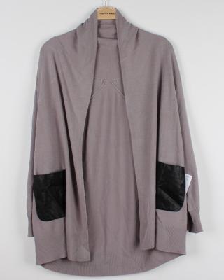 Chine Les gros pulls des femmes de poncho de laine avec le gris en cuir de poche à vendre