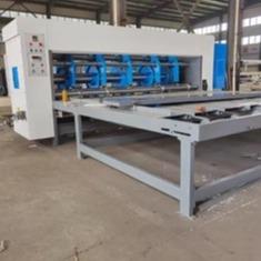 Chine La boîte rotatoire semi automatique Slotter de carton usinent la machine de fabrication de cartons de papier de largeur de 1900mm à vendre