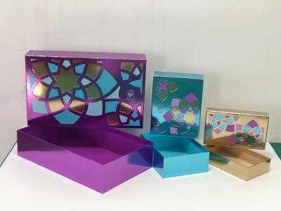 China Cajas de empaquetado cosméticas de la cartulina de la impresión de CMYK con el parte movible Customed Windows en venta