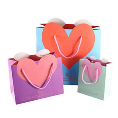 China Saco de papel reciclado para presentes com alça colorida etiqueta de duas peças em forma de coração à venda