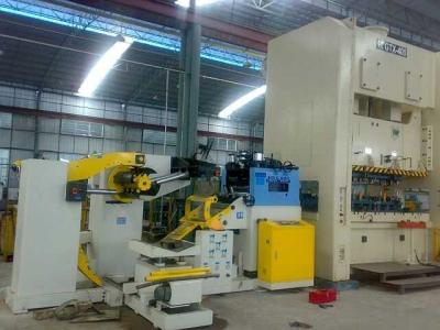 China Máquina 50Hz 3ph 3 del alimentador de la bobina de PPGI en 1 máquina de la prensa de perforación de los alimentadores en venta