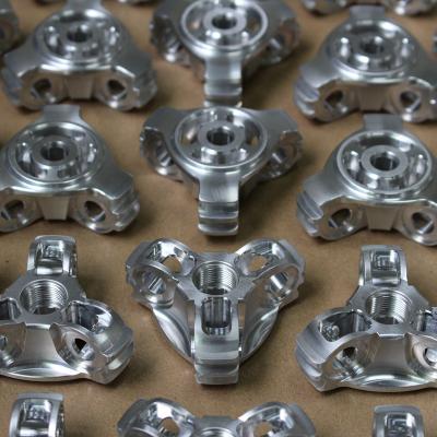 Китай Механический алюминиевый CNC подвергал части механической обработке анодируя крася поверхностный OEM финиша продается