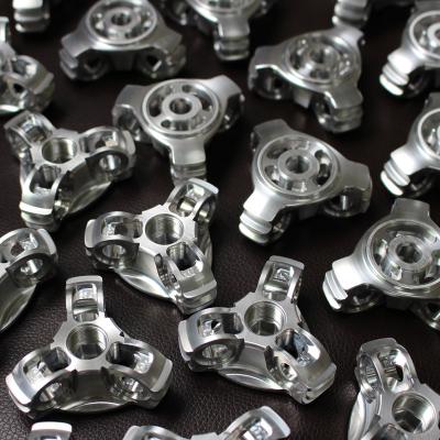 Китай Механический финиш высокой точности частей CNC алюминиевый подвергая механической обработке анодируя серебряный поверхностный продается