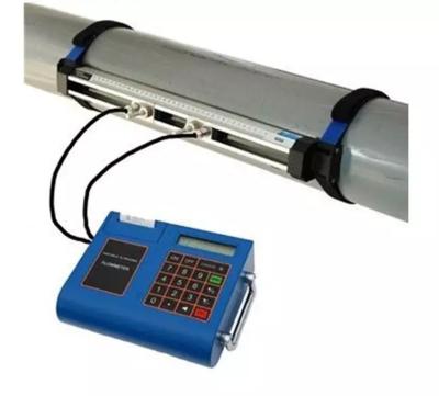 China Flujómetro ultrasónico portátil montado soporte con clip del flujómetro ultrasónico del aceite del agua en venta