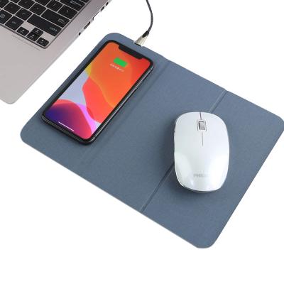 中国 Multifunction Eco-Friendly Folding Phone Holder Mouse Mat RPET Wireless Charging Mouse Pad 販売のため