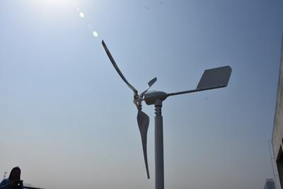 中国 再生可能エネルギーの小さい横の風力24Volt 800W 1kWの横の軸線の風力 販売のため