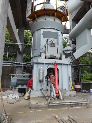 中国 Energy Saving Vertical Raw Mill For Mining Grinding Mill 5 - 210 T/H 販売のため