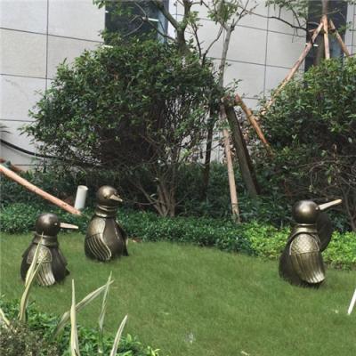 China Escultura decorativa al aire libre del pingüino de las estatuas de bronce hechas a mano del jardín en venta