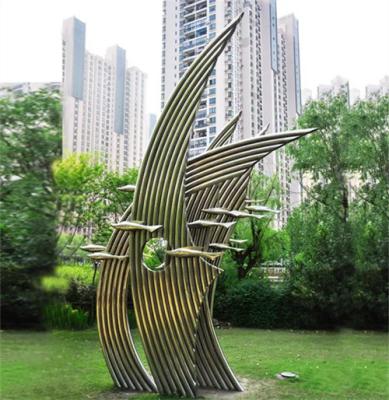China Esculturas abstractas al aire libre decorativas del jardín del metal pulidas para los ornamentos del césped en venta