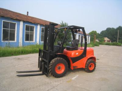 China Automatic Rough Terrain Forklift 2.5 Ton 2 Wd Low Emission Compact Construction for sale